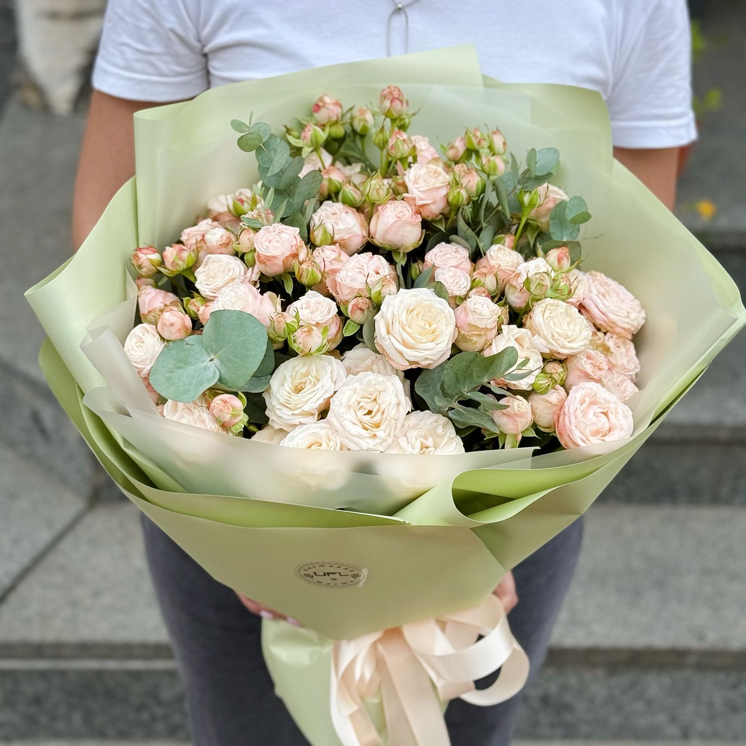spray rose (9 pcs.), eucalyptus, packaging, ribbon