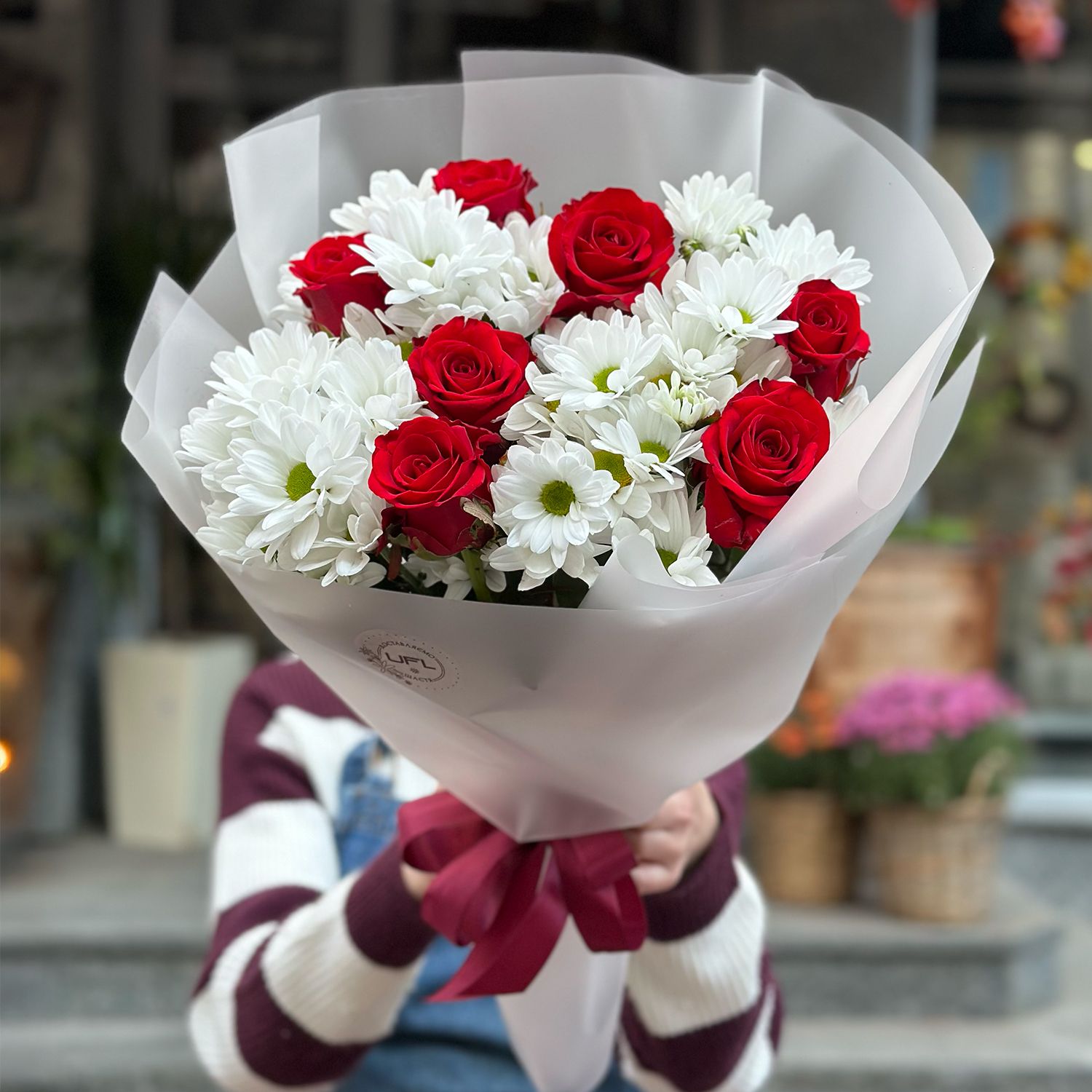 white spray chrysanthemum, red rose (7 pcs.), packaging, ribbon