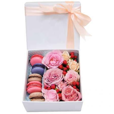 Bouquet Flower Box with macarons